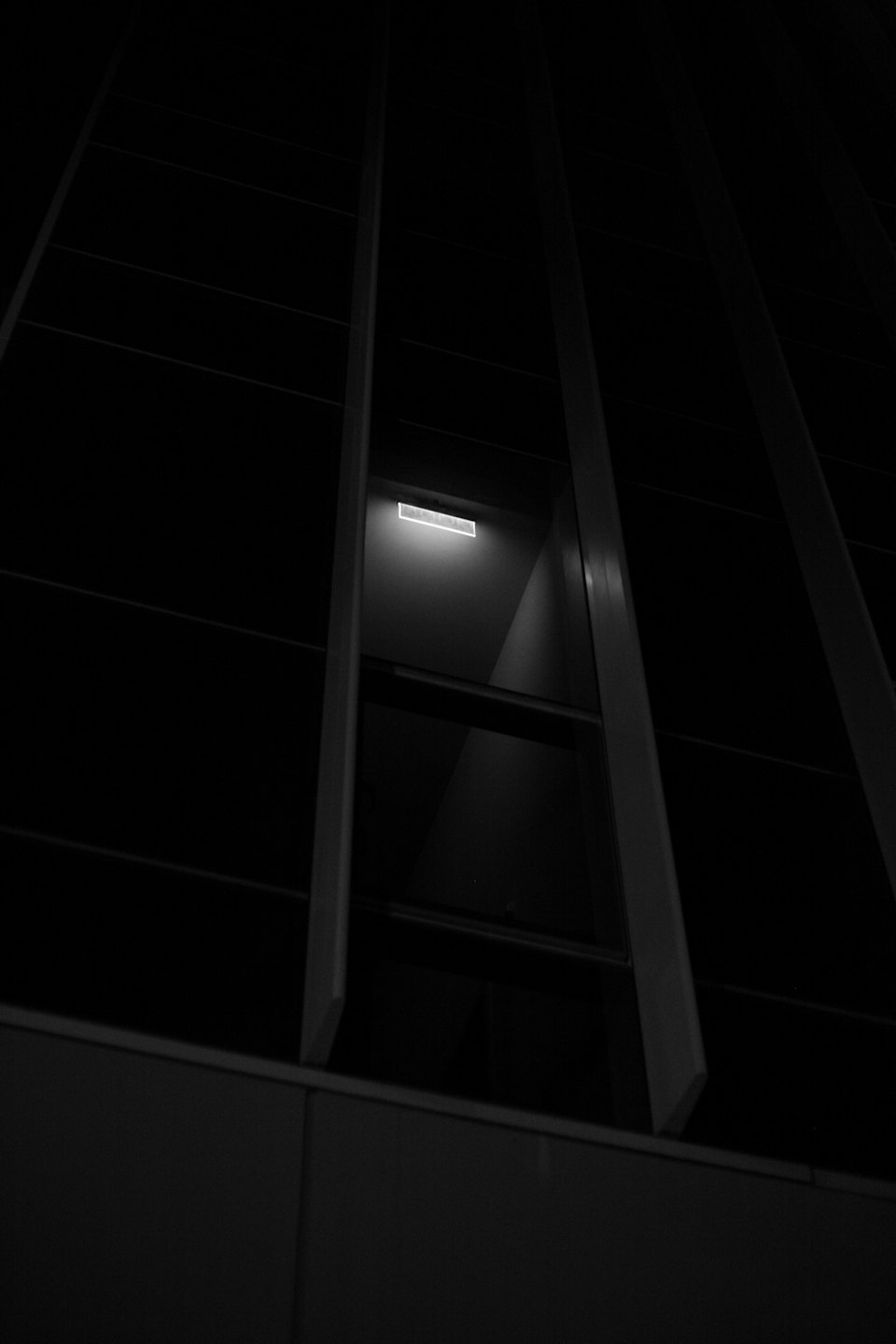 Esterno di un edificio moderno con linee geometriche e una luce brillante.